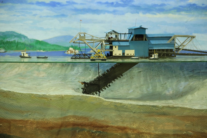 14__Jenis-jenis_kapal_pengebor_timah_yang_digunakan_di_lepas_pantai_Pulau_Bangka